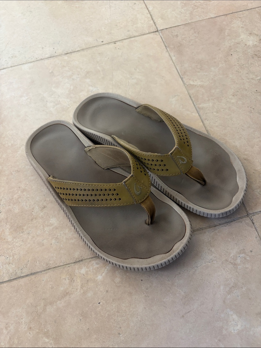 OluKai men’s flip flop